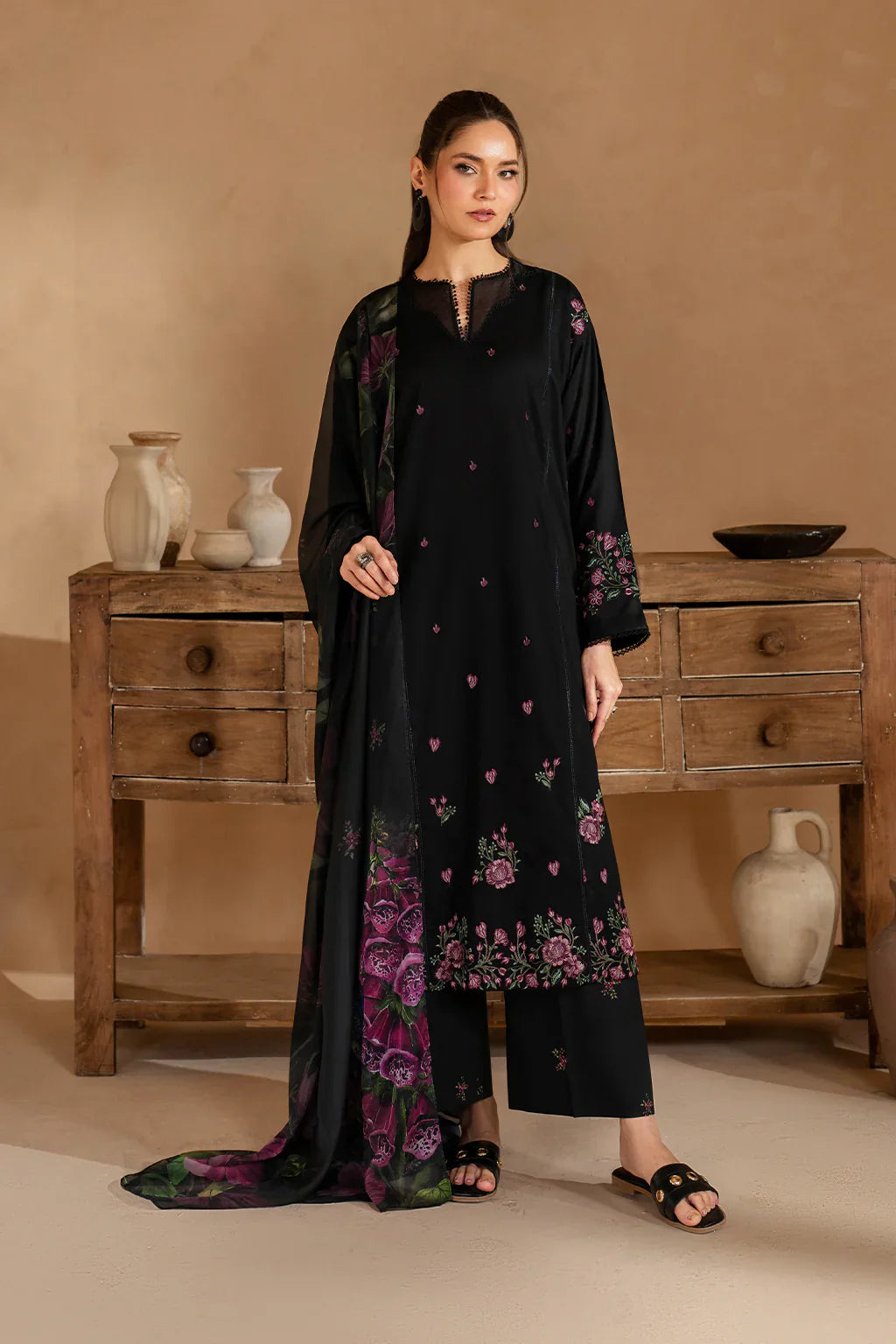 Embroidered center panel of UE-477 lawn shirt by Iznik