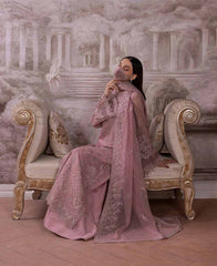 Flossie Parisa PA-05 seated editorial