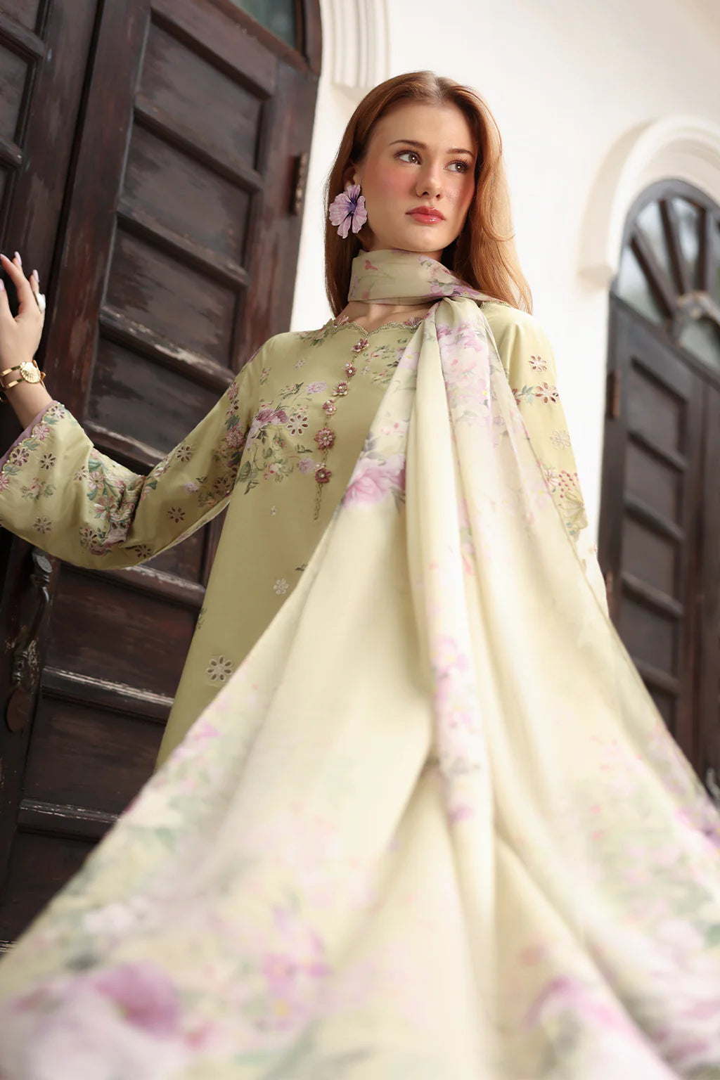Iznik | UE-523 | Exclusive Lawn