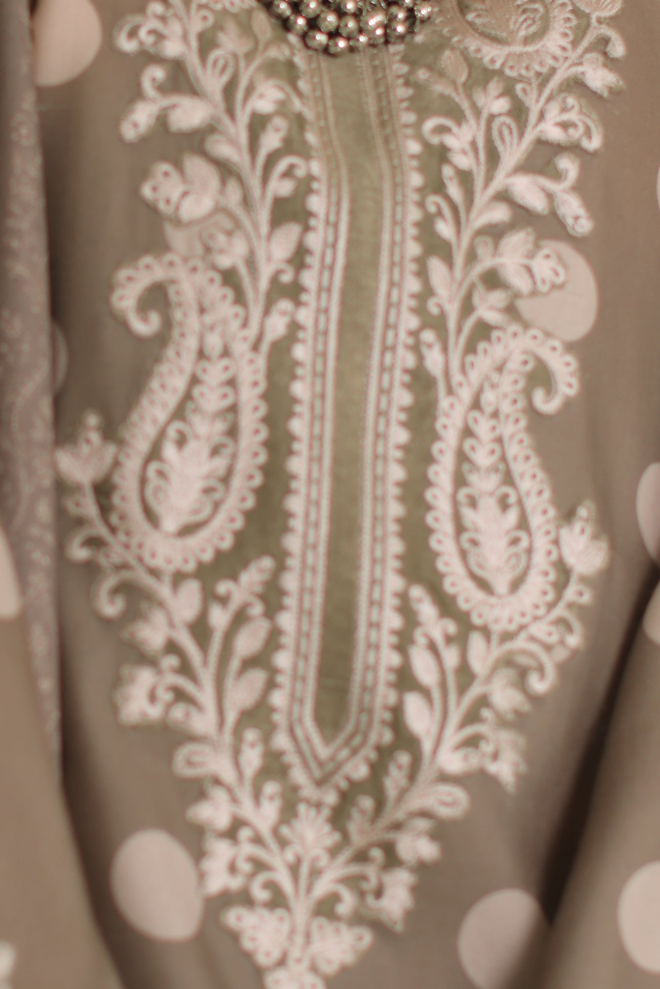 Saadia Asad D8 A - Polka Mose Gold 05
