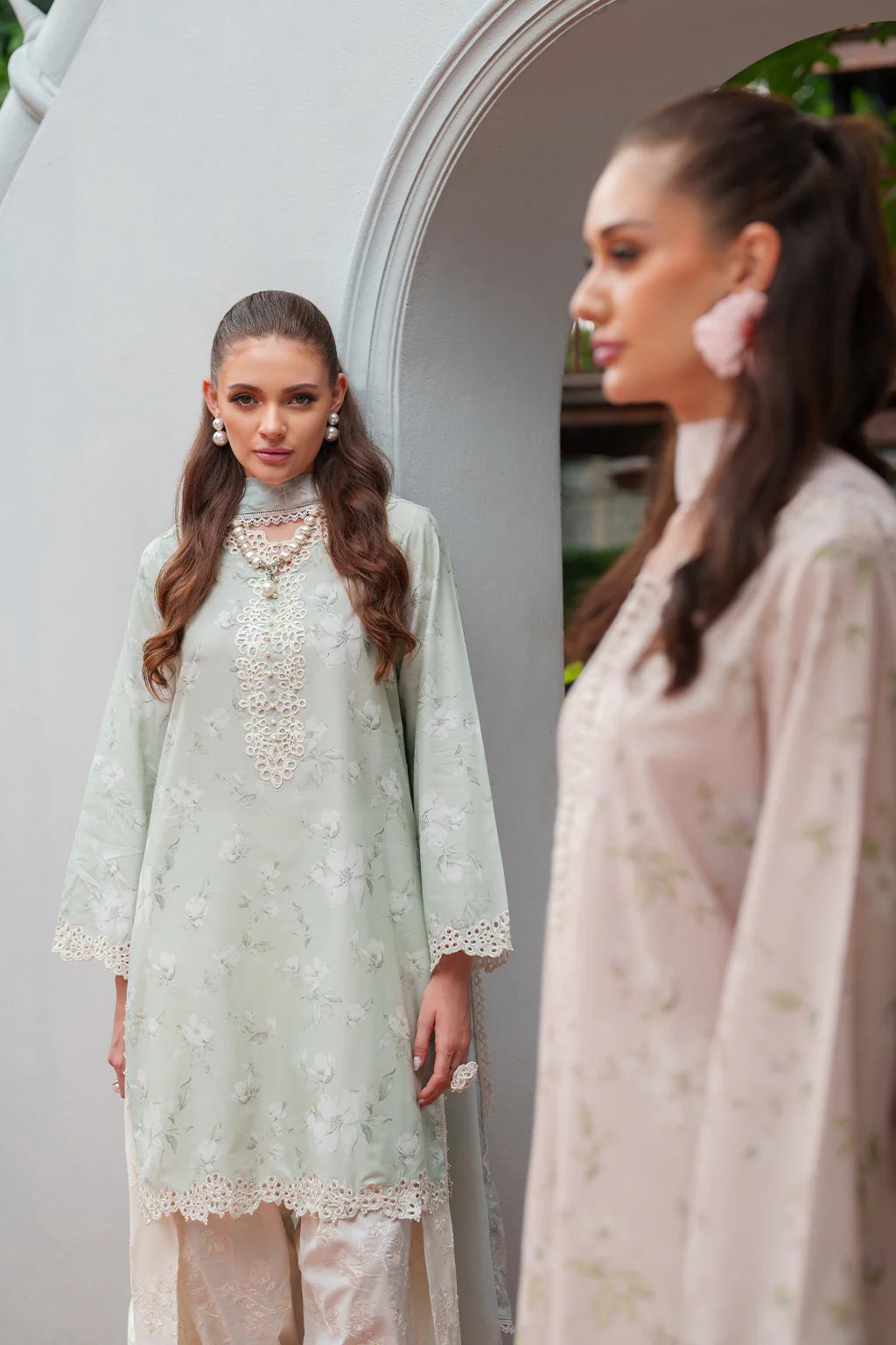 Iznik | UE-527 | Exclusive Lawn