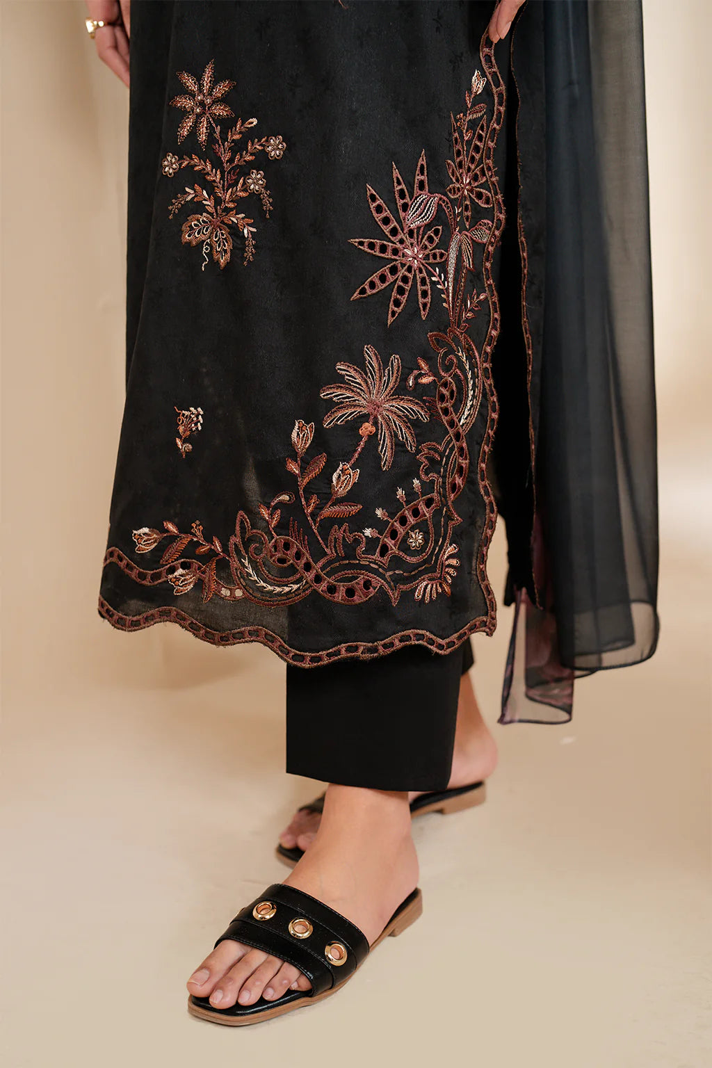 Iznik | UE-462 | Exclusive Lawn