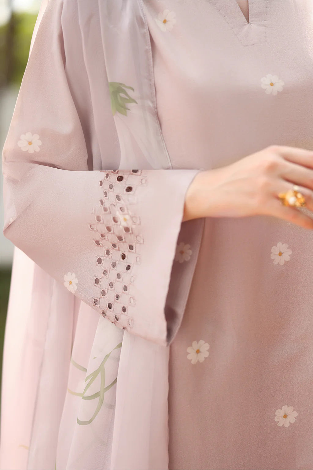 Iznik | UE-529 | Exclusive Lawn