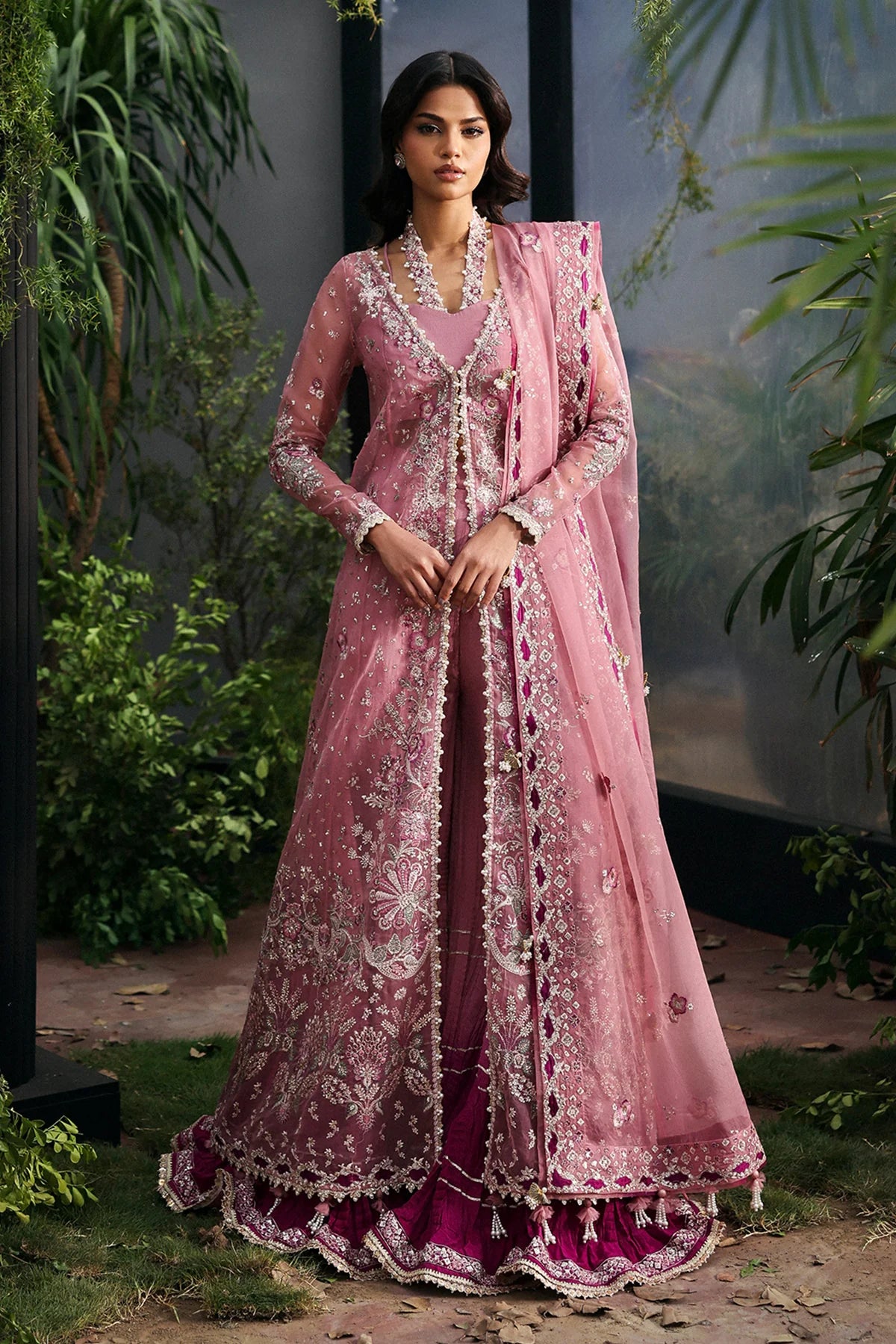 Afrozeh Seraira La Fuchsia’25 back embroidery close-up