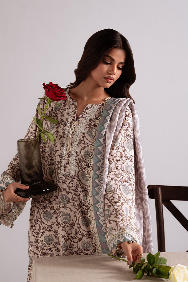 Iznik Bloom — where ivory meets timeless charm. 🤍