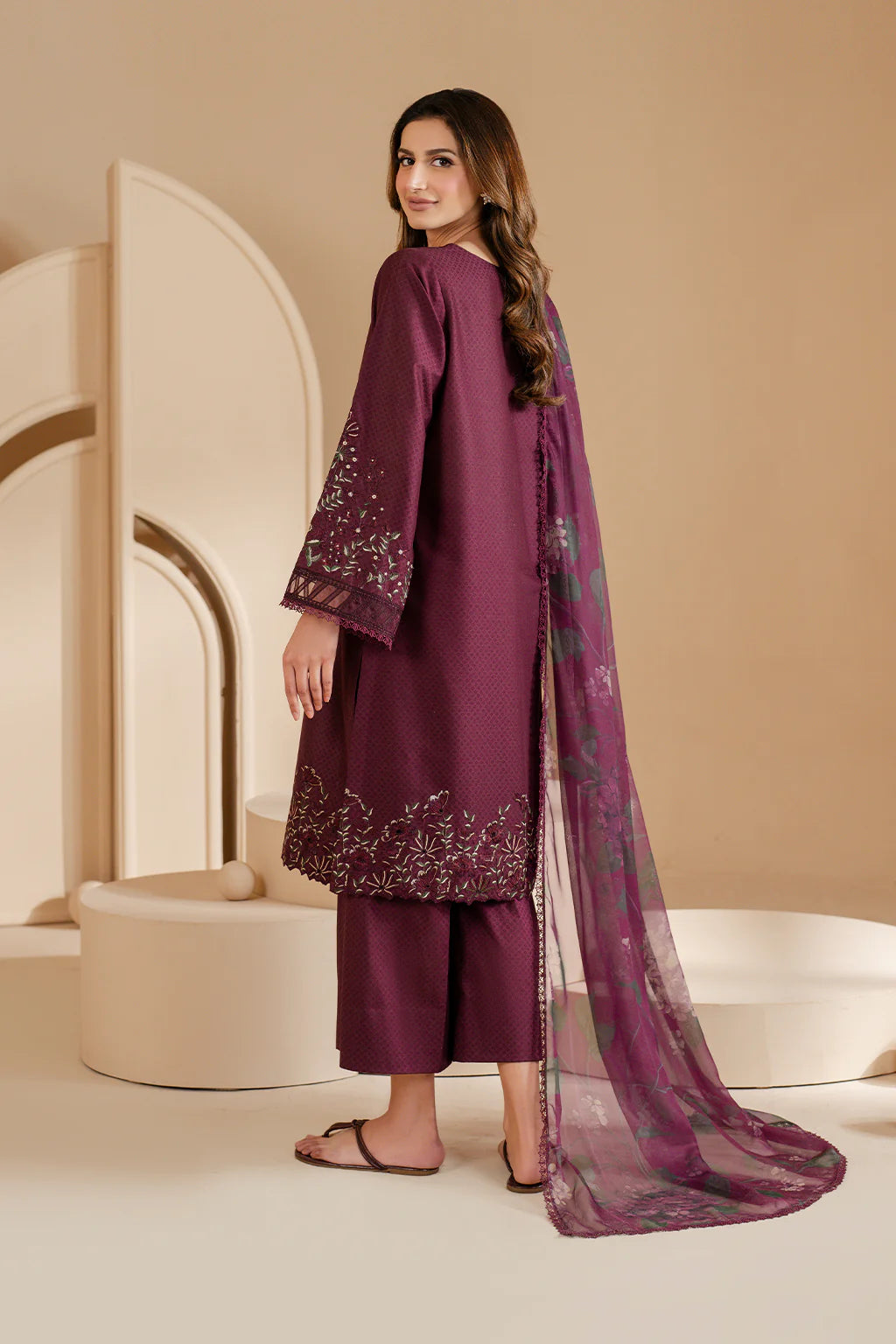 Back design in embroidered textured lawn from Iznik UE-463