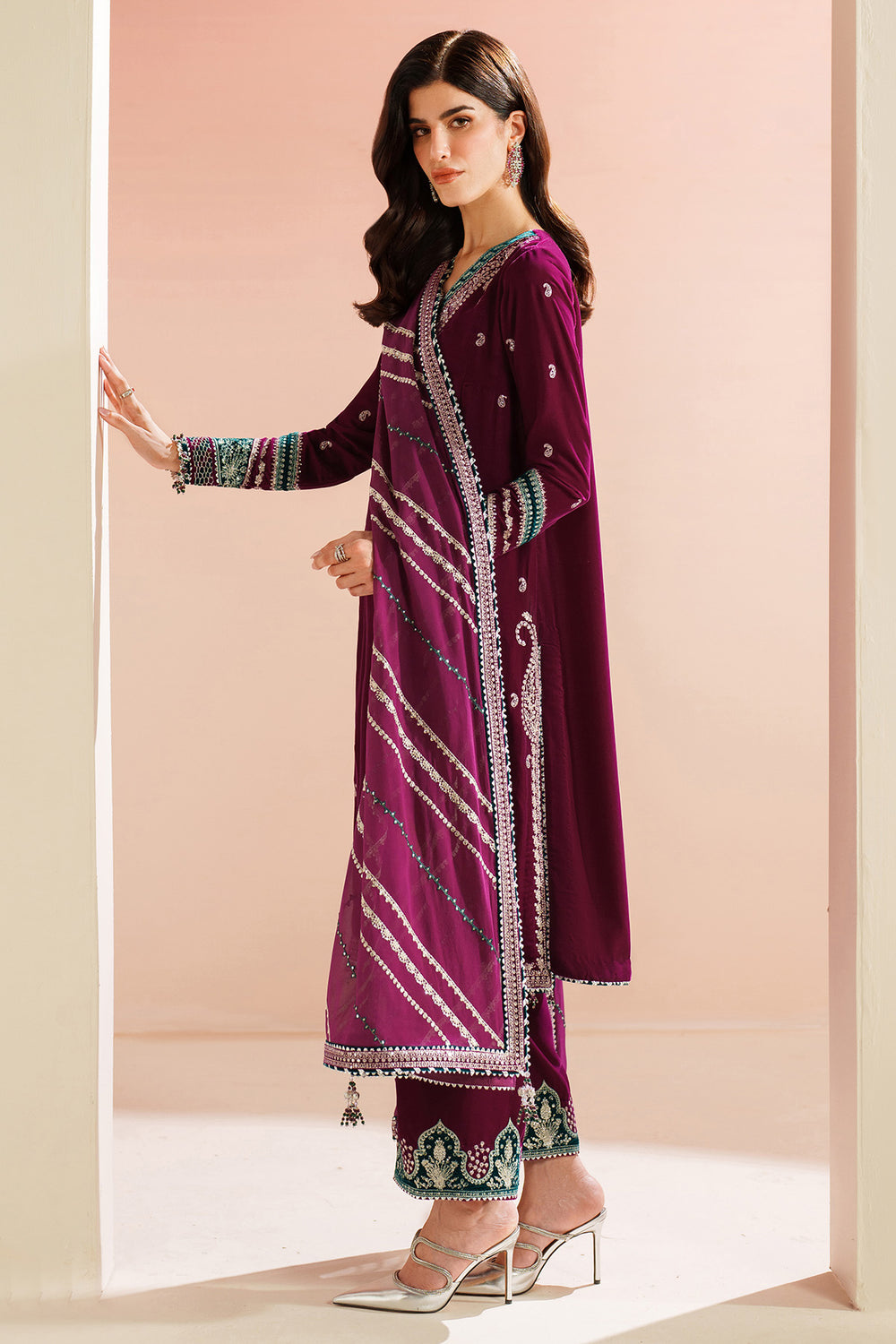 Jazmin | VVF D-6 | Embroidered Velvet Formal