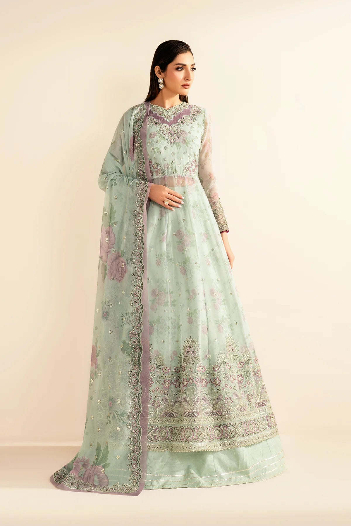 Detailed embroidered dupatta border of SIVE by Xenia