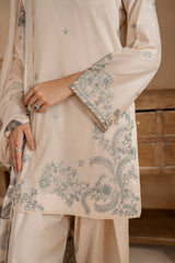 Detailed embroidered sleeves of Iznik UE-485 suit