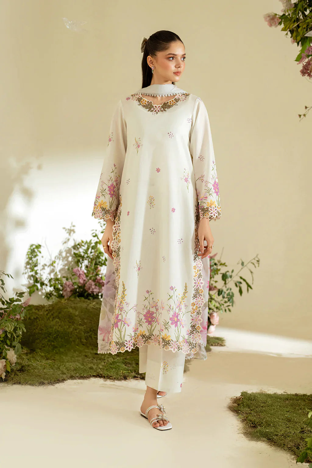 Embroidered organza neckline piece of Iznik UE-451
