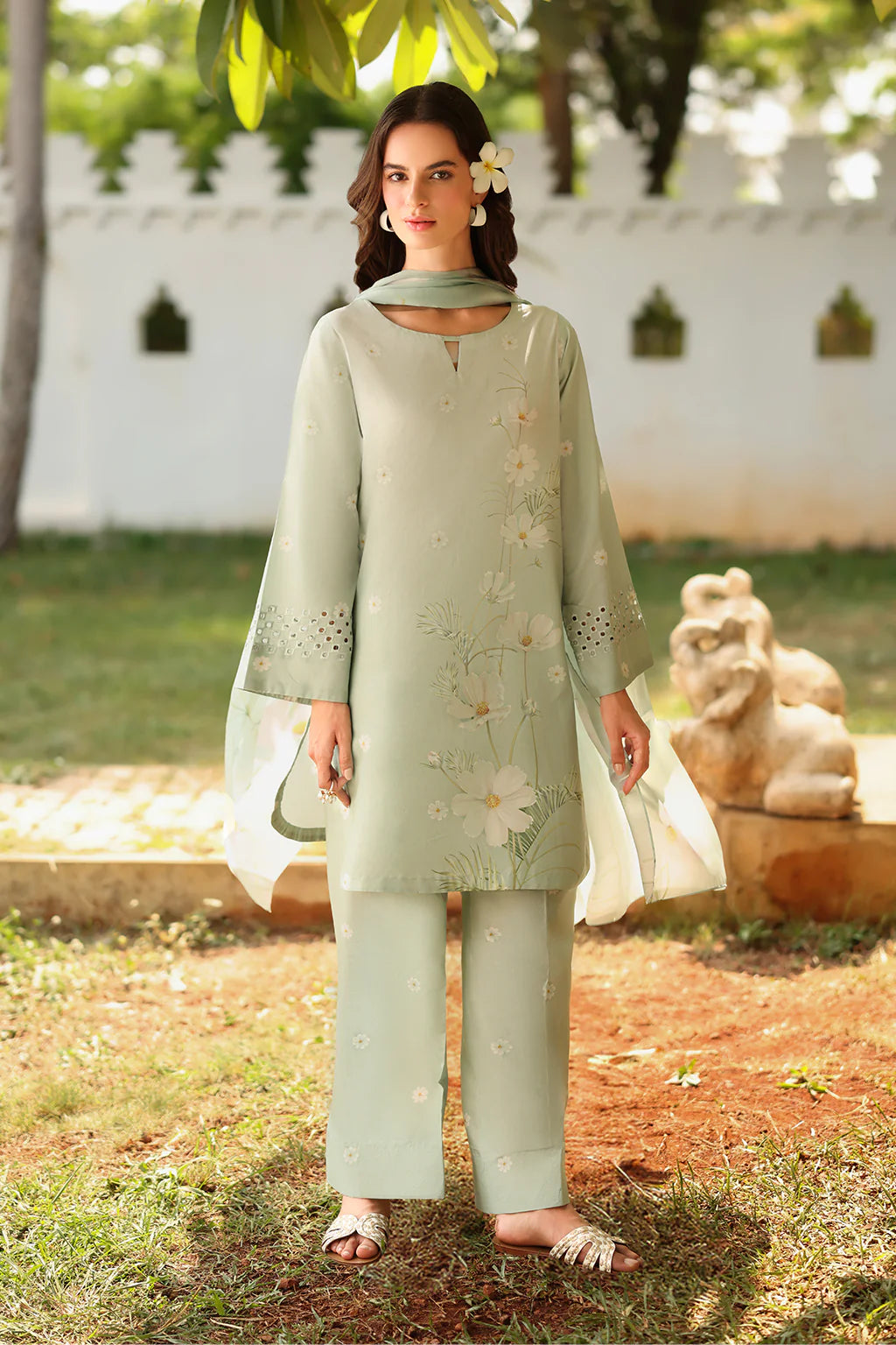 Embroidered printed sleeves of UE-530 by Iznik