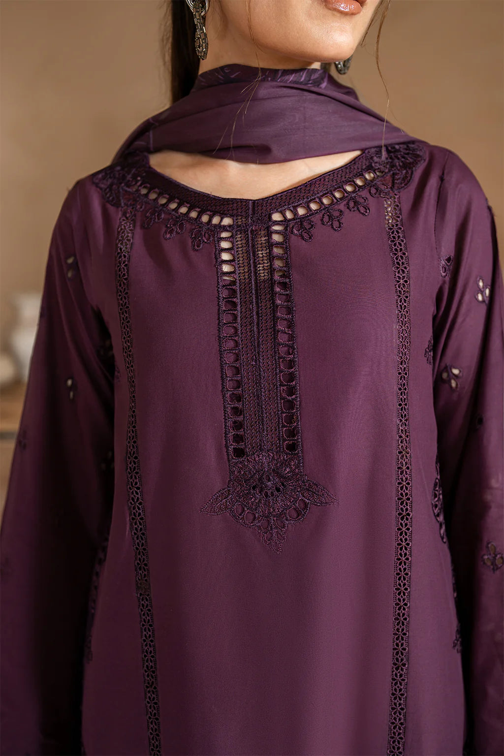 Left side panel embroidery on Iznik UE-467 lawn suit