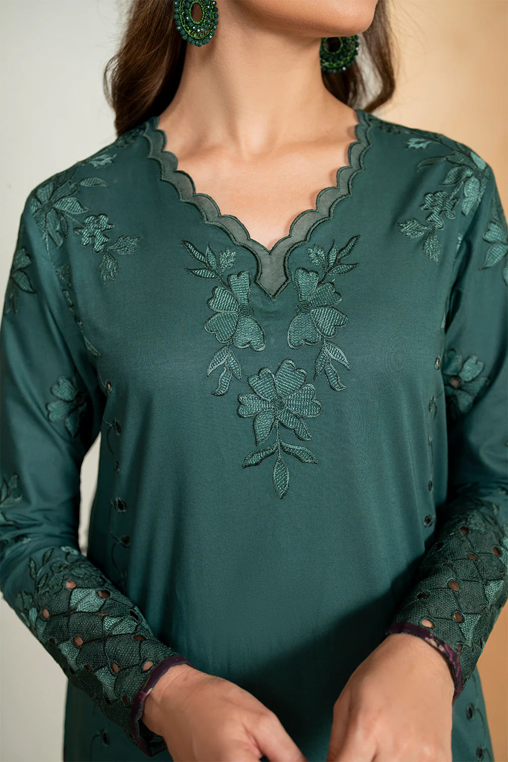 Organza lace detailing on sleeves of Iznik UE-468
