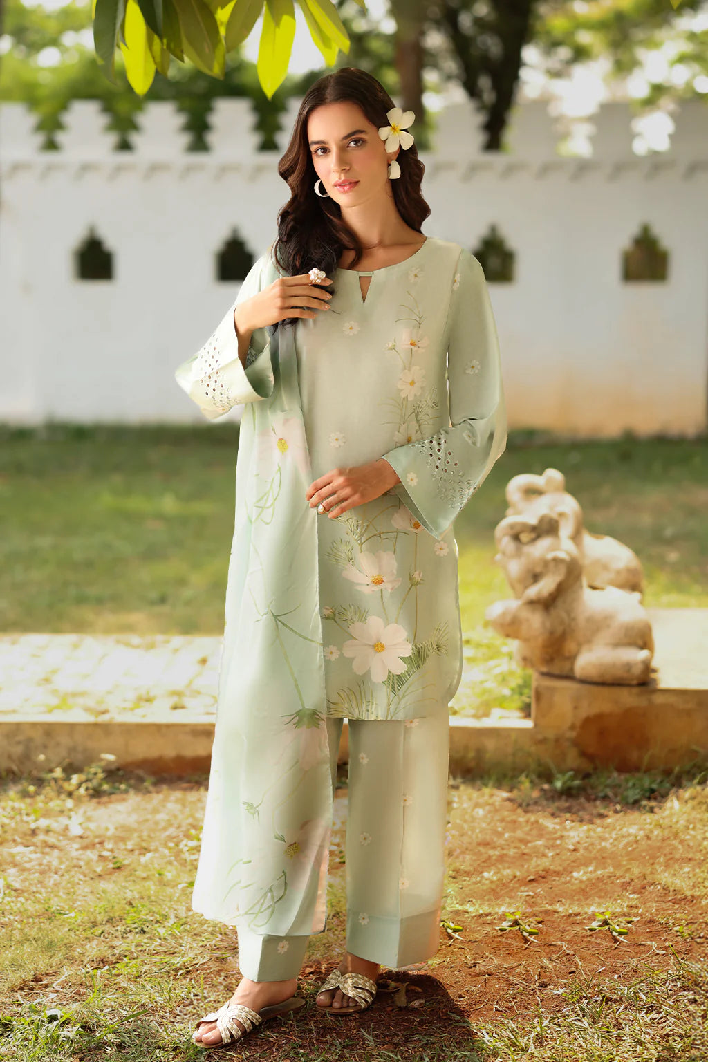 Printed lawn shirt front design of Iznik UE-530