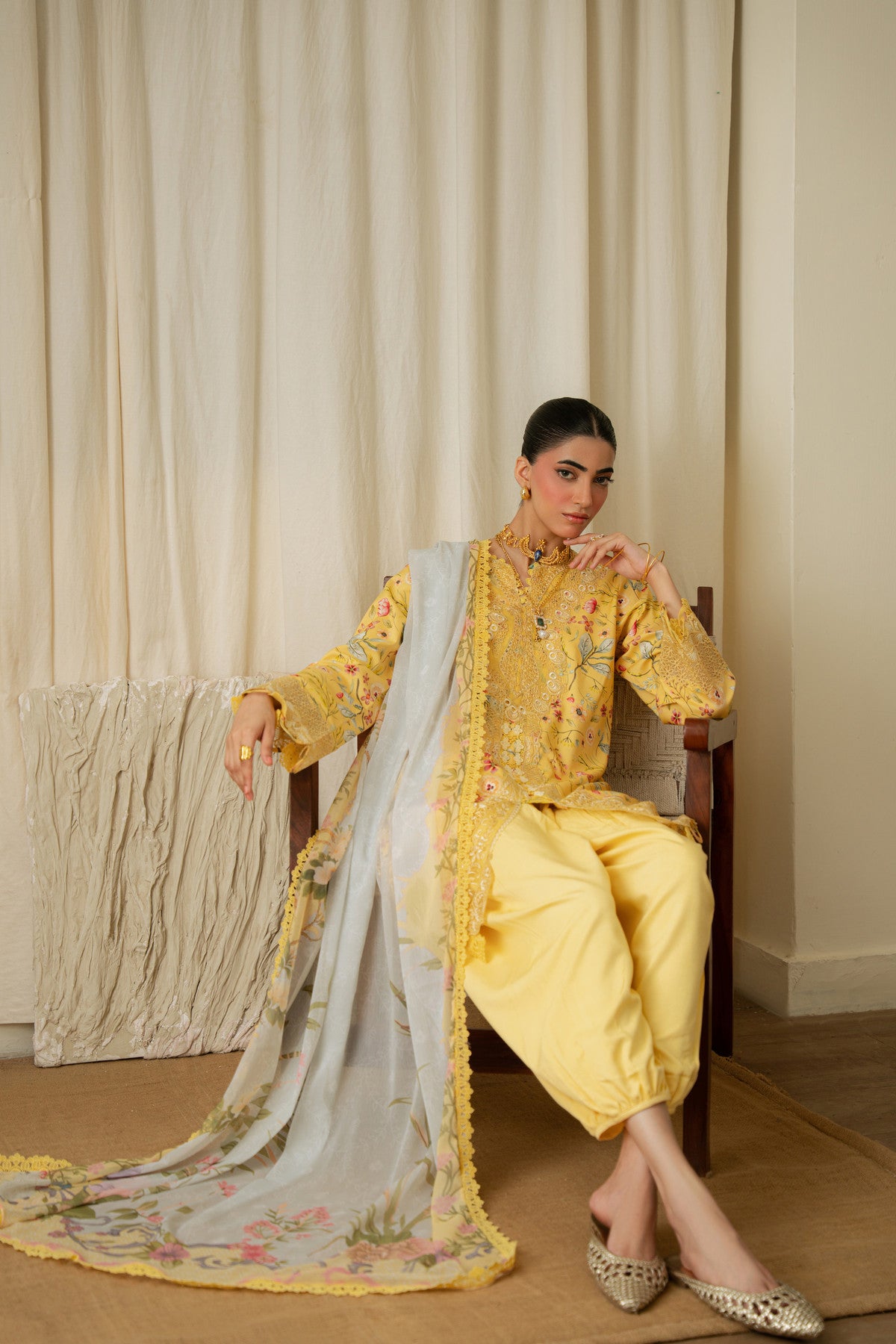 Aabyaan MARIGOLD AK-06 look 2