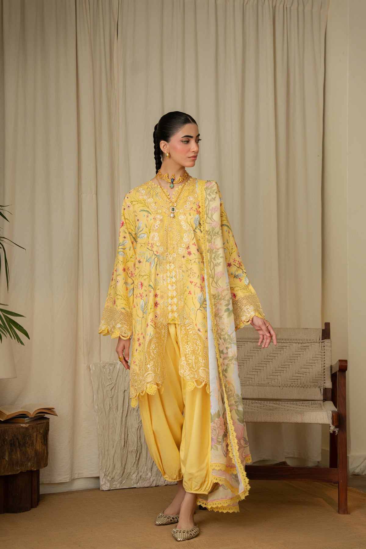 Aabyaan MARIGOLD AK-06 look 3
