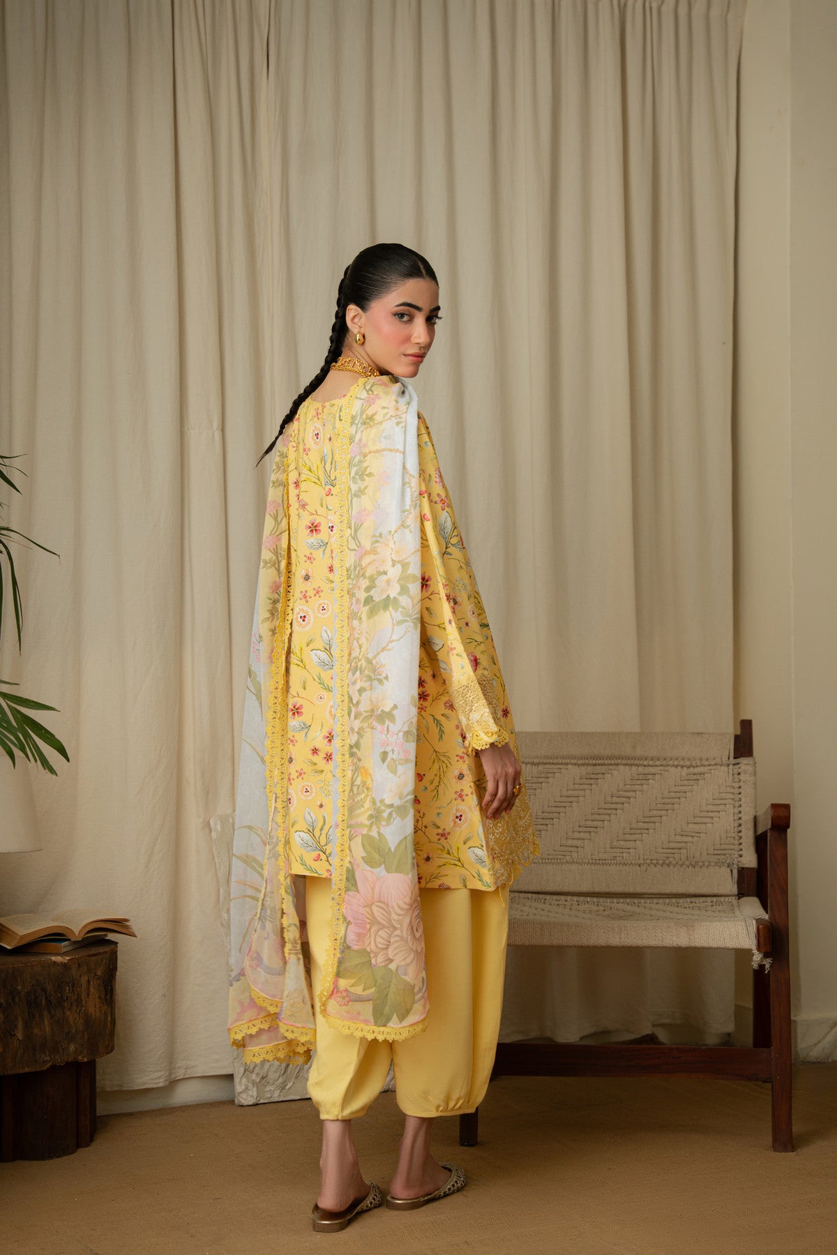 Aabyaan MARIGOLD AK-06 look 4
