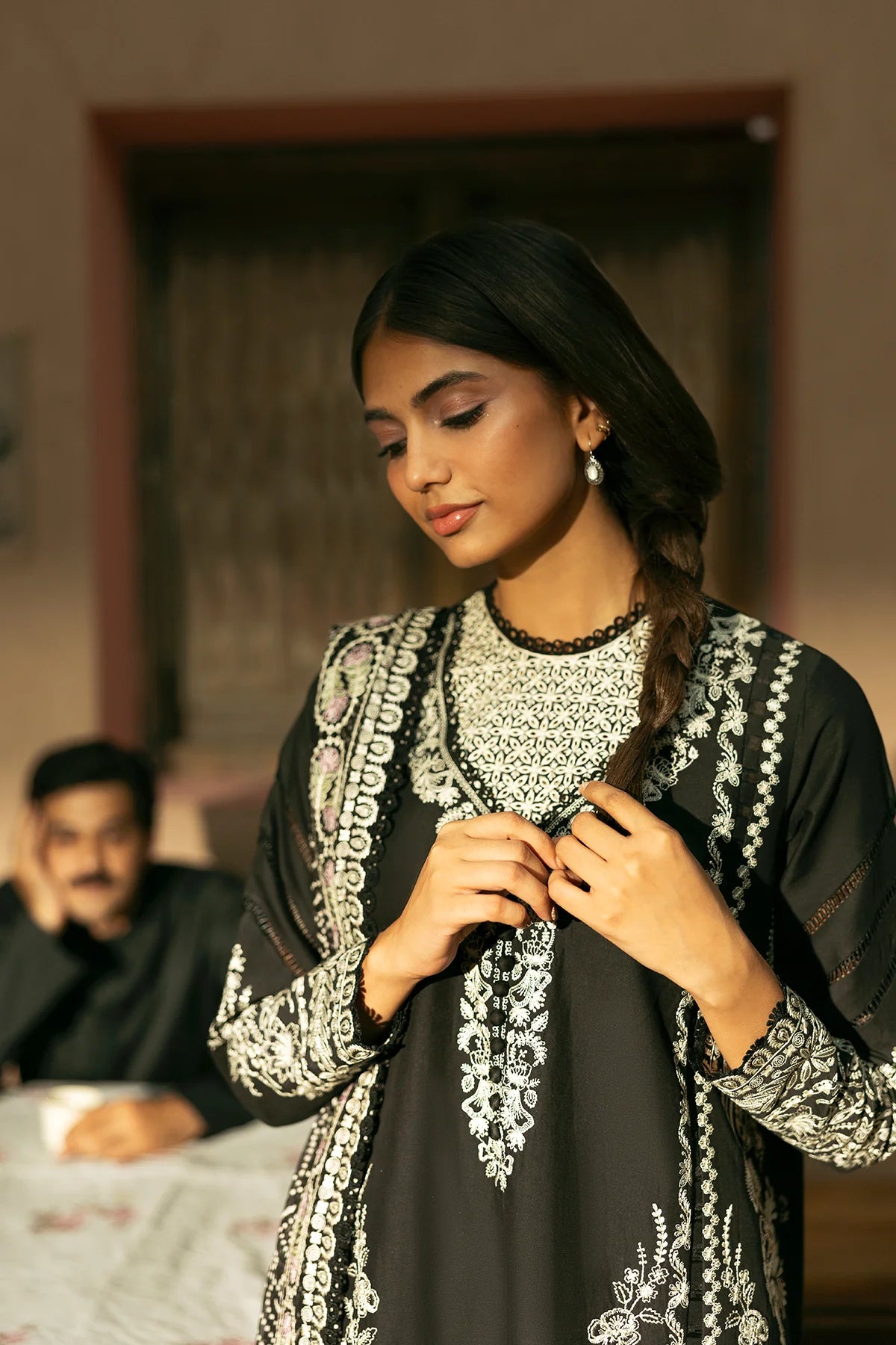 Detailed sleeves embroidery – Afrozeh Bekhudi festive lawn