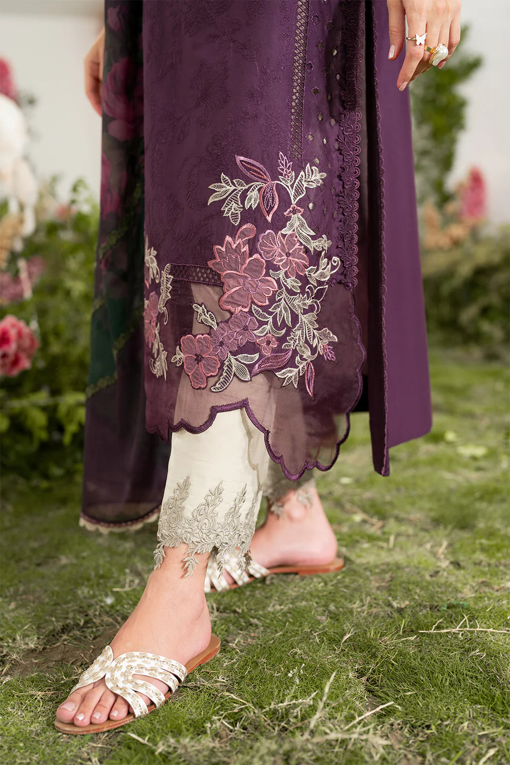 Iznik IFE-03 Embroidered Set Styled for Festive Occasion