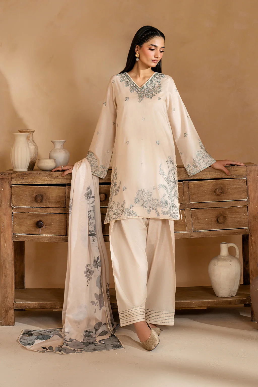 Embroidered lawn shirt front of Iznik UE-485 formal dress