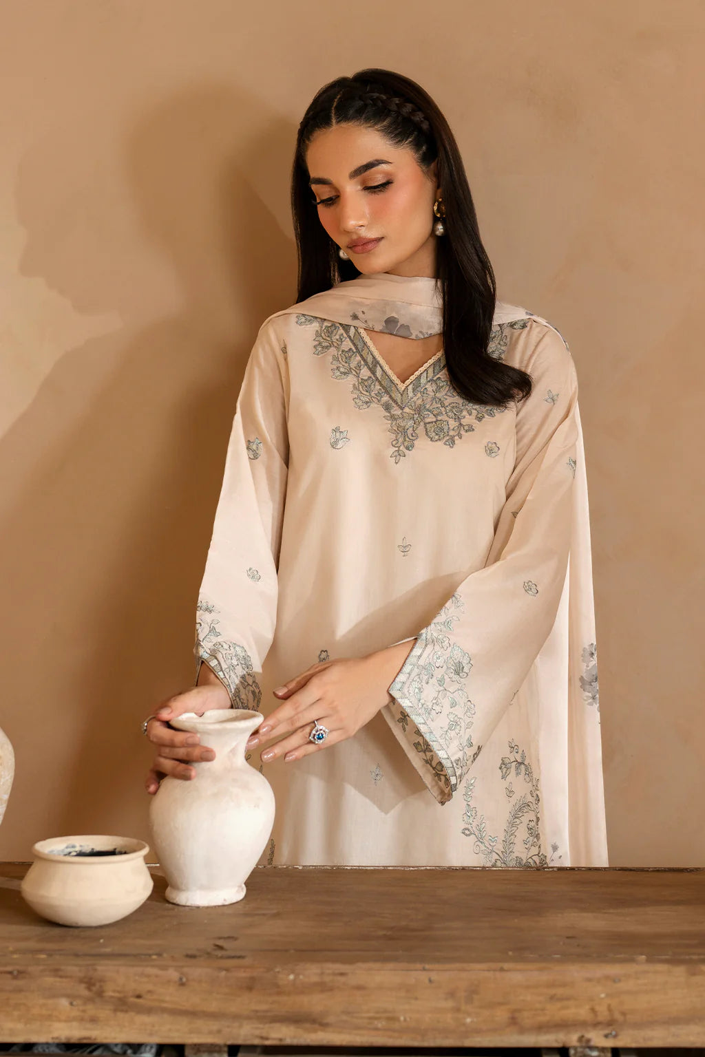 Detailed embroidered sleeves of Iznik UE-485 suit