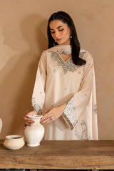 Detailed embroidered sleeves of Iznik UE-485 suit