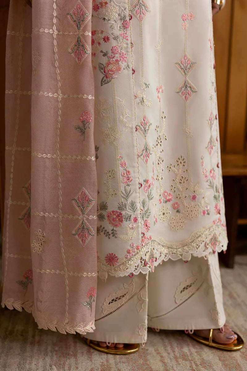 Embroidered Pallu Detail on Qalamkar Rocket Net Dupatta