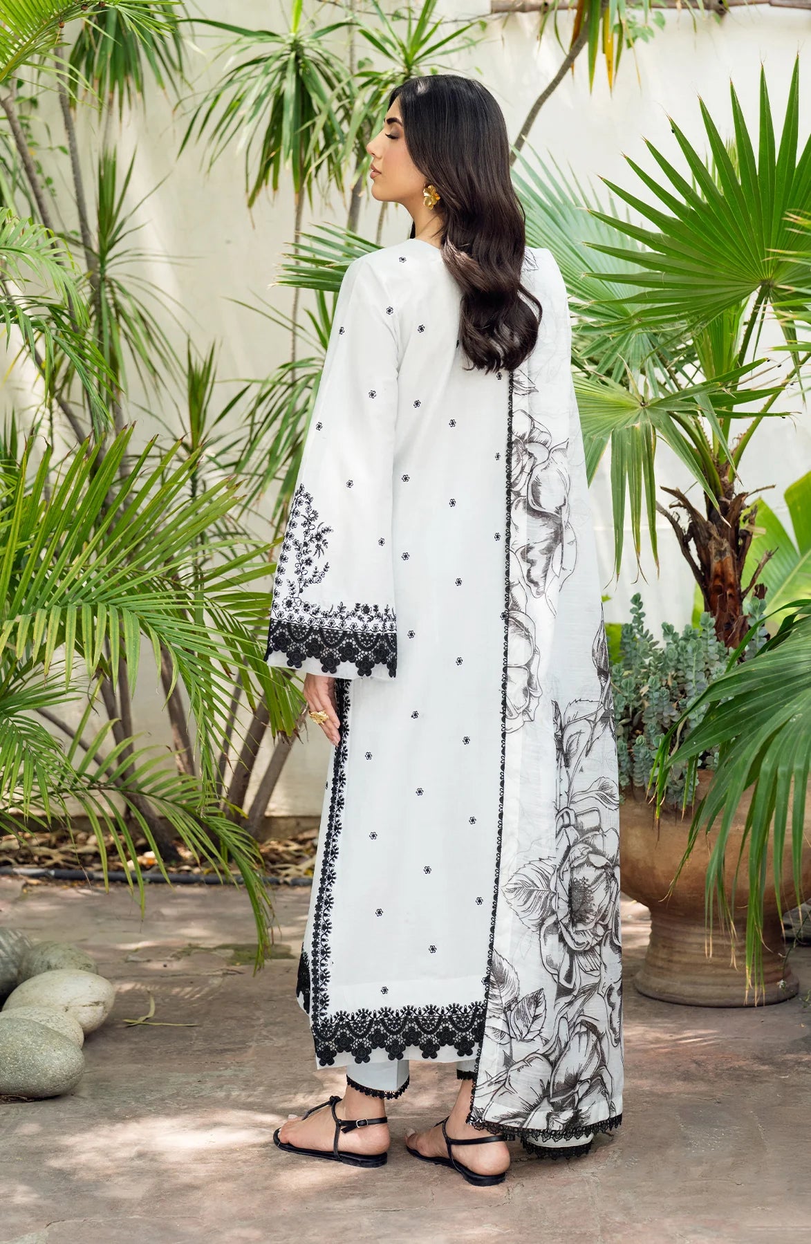 Embroidered back panel of textured lawn shirt in Zarif 05 REEHA